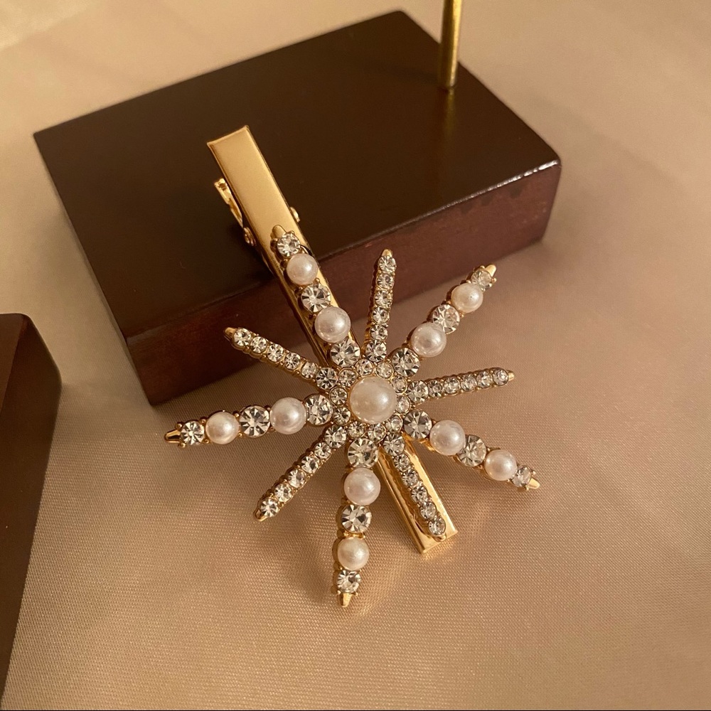 Snowflake Pearls Golden Hair Clip - Picture 5 of 5